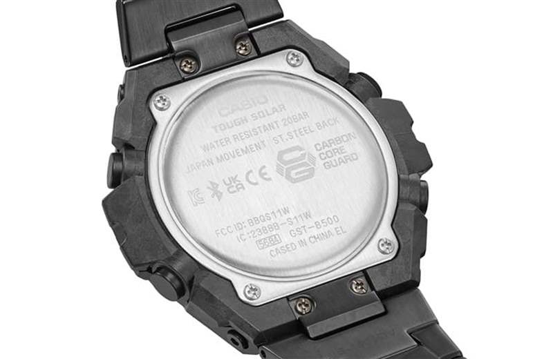 從底蓋上的刻印文字可知手錶導(dǎo)入Carbon Core Guard碳纖維核心防護(hù)構(gòu)造，兼具強(qiáng)度與輕盈。（G-SHOCK官網(wǎng)）
