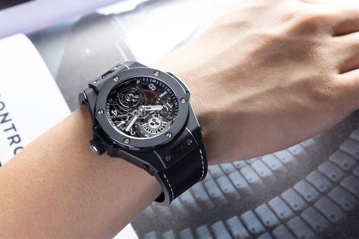 HUBLOT - 開創(chuàng)高性能復(fù)雜功能腕表的全新面貌宇舶大爆炸系列魔力黑陶瓷陀飛輪腕表
