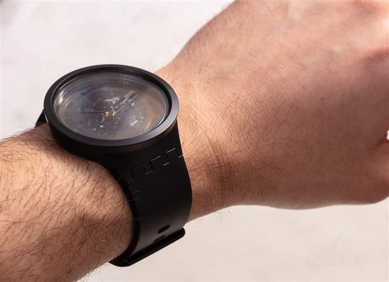 動(dòng)手操作：Swatch Big Bold 生物陶瓷 C-Black 手表