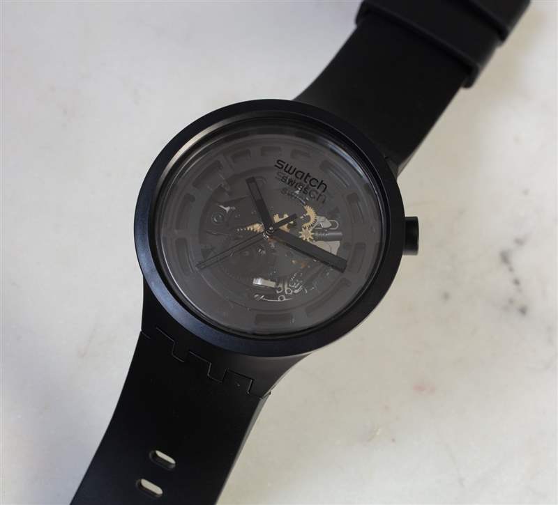 動(dòng)手操作：Swatch Big Bold 生物陶瓷 C-Black 手表