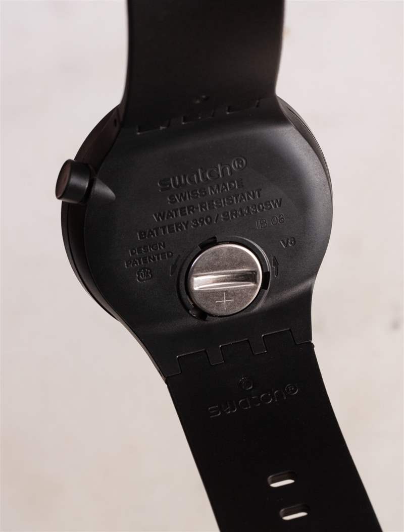 動(dòng)手操作：Swatch Big Bold 生物陶瓷 C-Black 手表
