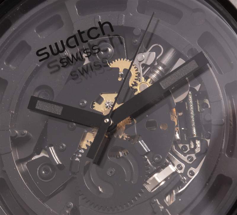 動(dòng)手操作：Swatch Big Bold 生物陶瓷 C-Black 手表