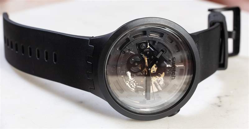 動(dòng)手操作：Swatch Big Bold 生物陶瓷 C-Black 手表
