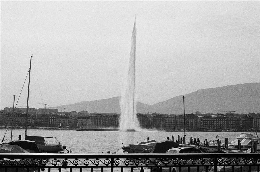 從遠處的欄桿上拍攝 Jet d'Eau。
