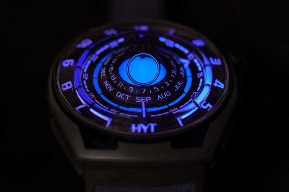 HYT Supernova Blue Moon Runner 發(fā)光鏡頭