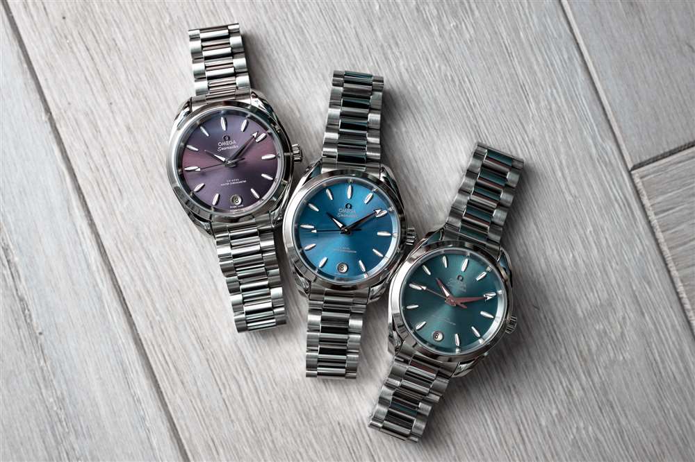 桌子上的紫色、藍(lán)色和綠色 34mm AT