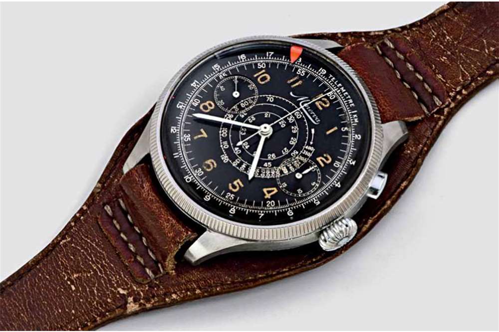 一款復(fù)古的 Minerva 計時碼表，啟發(fā)了全新的萬寶龍 1858 Minerva Red Arrow Monopusher Chronograph。