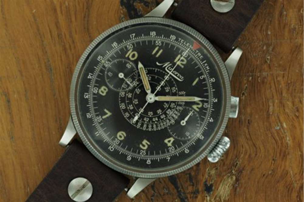 一款復(fù)古的 Minerva 計時碼表，啟發(fā)了全新的萬寶龍 1858 Minerva Red Arrow Monopusher Chronograph。