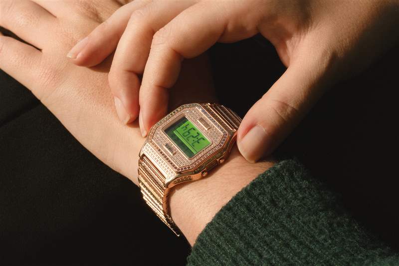 穿著毛衣設置 Timex 手表的人