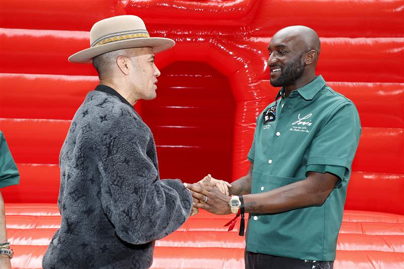 已故時裝設(shè)計師 Virgil Abloh 佩戴著他的金色 Nautilus