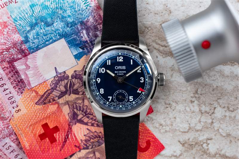桌子上的 Oris BC 403。