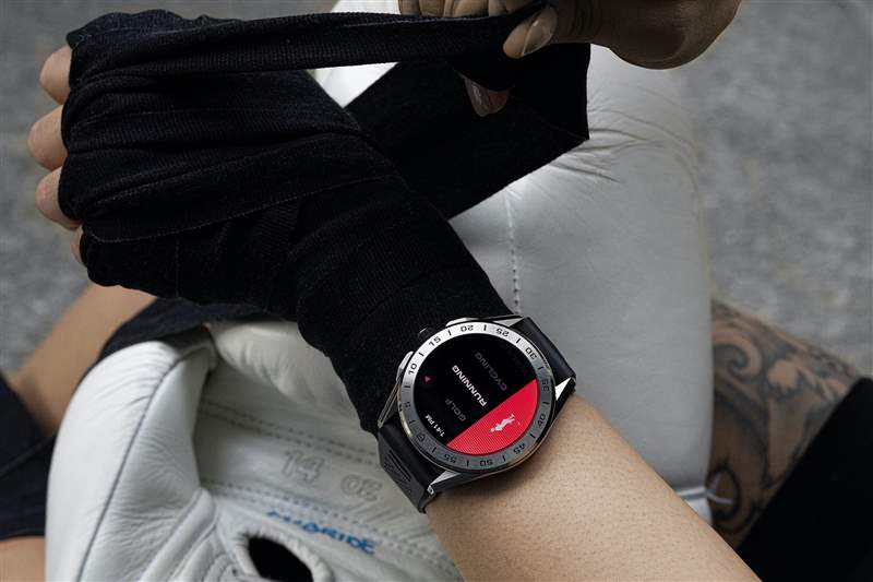 一名女士手腕上佩戴 TAG Heuer Connected 智能腕表，準備上拳擊課時雙手被綁起來。