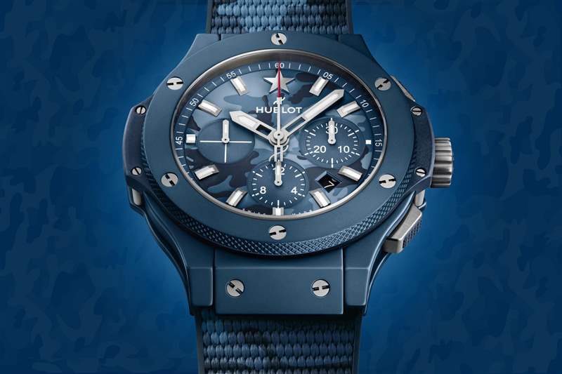 藍色背景上的 Hublot Big Bang Camo Texas 士兵形象。