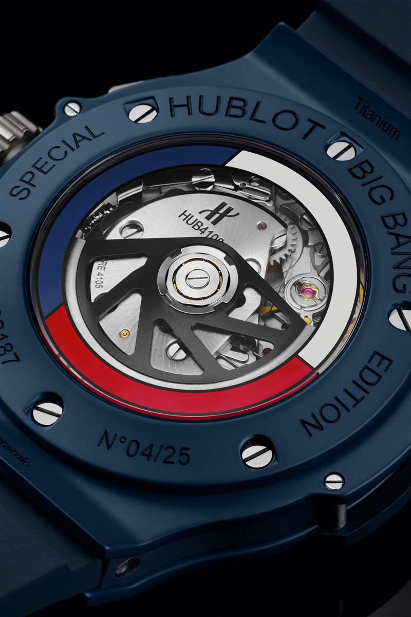 Hublot Big Bang Camo Texas 的底蓋圖像顯示了紅色、白色和藍色轉(zhuǎn)子