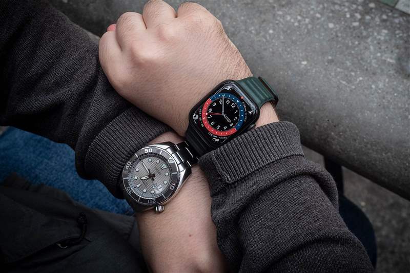 男士雙腕，右手戴Apple Watch，左手戴Seiko潛水表。