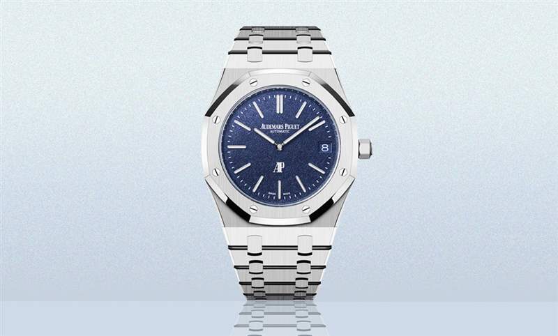 白金材質(zhì)的Royal Oak「JUMBO」16202BC，采用愛彼全新藍(lán)色粒紋表面