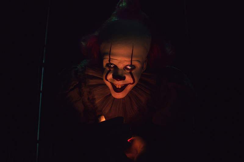 低光下的小丑 Pennywise。